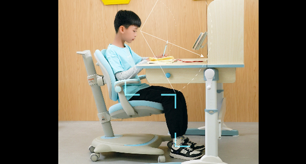 博士有成儿童桌椅广告